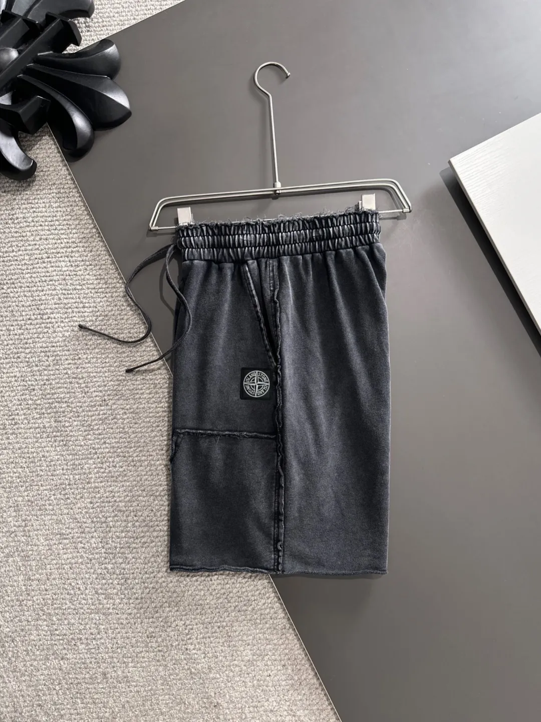 🅿️330 shipped next day, high quality Stone lsland/Stone Island 2025 spring and summer new elastic band casual color-washed loose shorts, two needle stitches at the trouser hem, fine and firm stitching, counter-customized fabrics with high breathability and comfort, impeccable details, brand element design concept, reflecting high quality. It feels delicate and soft! It presents a casual cut and the upper body shape is great! Size: S-XXL